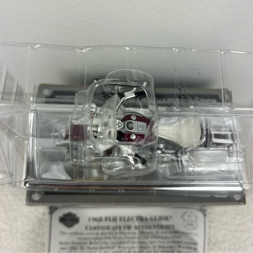 NIB Maisto (Avon) HarleyDavidson 1968 FLH Electra Glide 1:18 DieCast Collectible